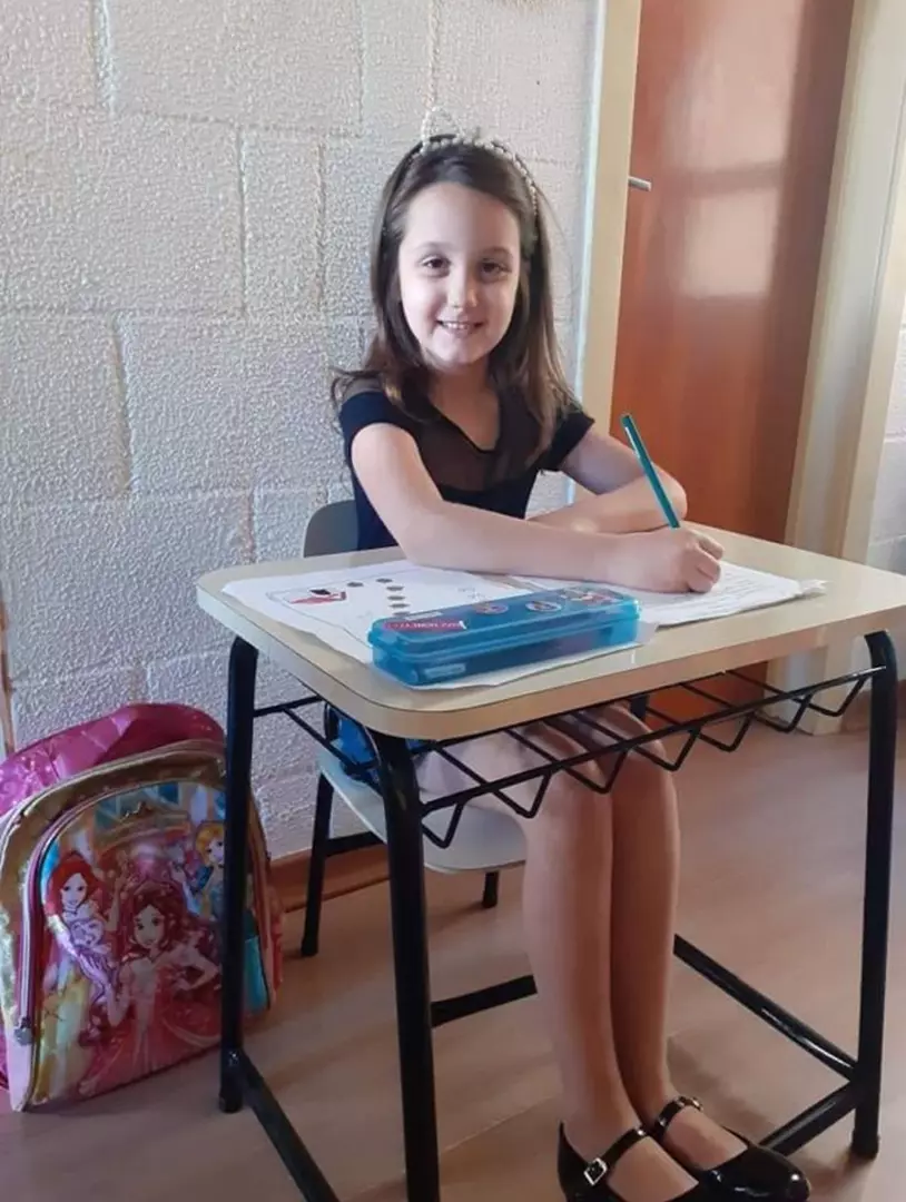 Mesa e cadeira infantil revestidas em fórmica em MDF com gradil para colocação de materiais Mesa e cadeira infantil revestidas em fórmica em MDF com gradil para colocação de materiais